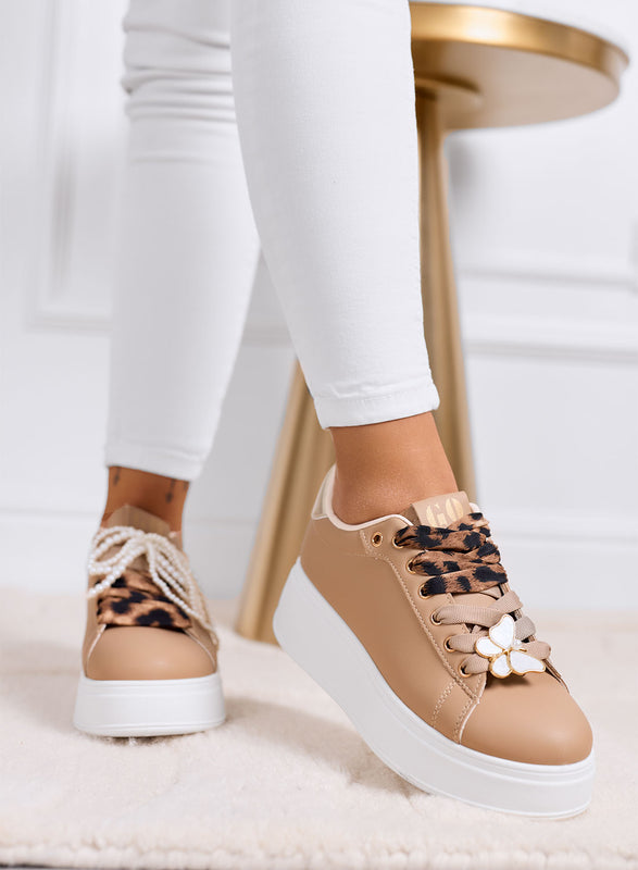 LAURA - Baskets plateforme taupe avec lacets imprimé animal et détails bijoux