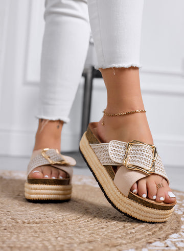 MAYA - Sandalias chanclas beige con plataforma y maxi hebilla dorada trenzada