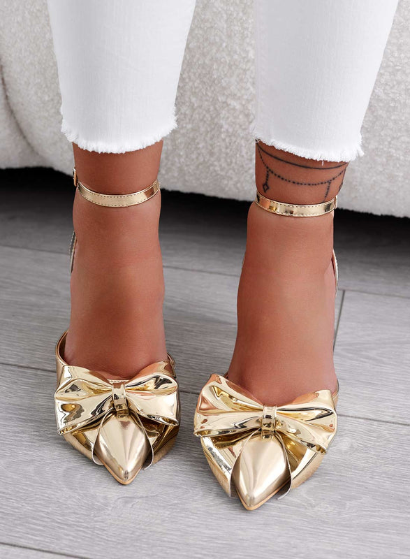 MIRABEL - Open metallic gold pumps with anklet and bow