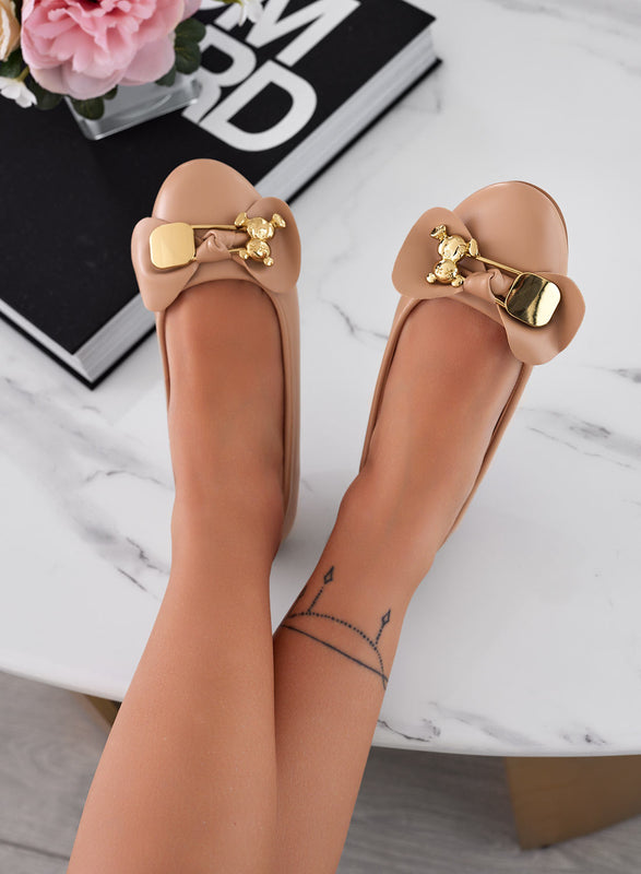 MIRIAM - Beige ballet flats with gold teddy brooch