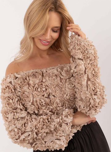 Pull beige avec applications florales et encolure bateau