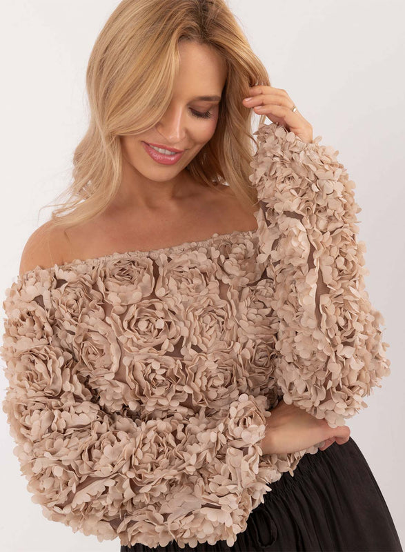 Pull beige avec applications florales et encolure bateau