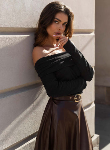 Pull noir à encolure bateau