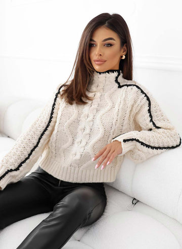 Pull beige avec broderie noire contrastante