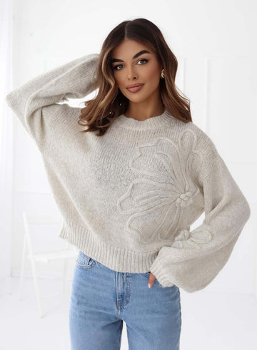 Pull gris avec fleur brodée