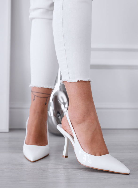 NAOMI - Escarpins Slingback blancs en vernis à bout pointu avec talon