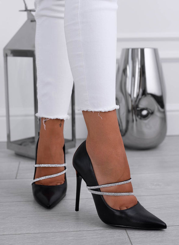 Zapatos de tacón alto negros con tiras de strass