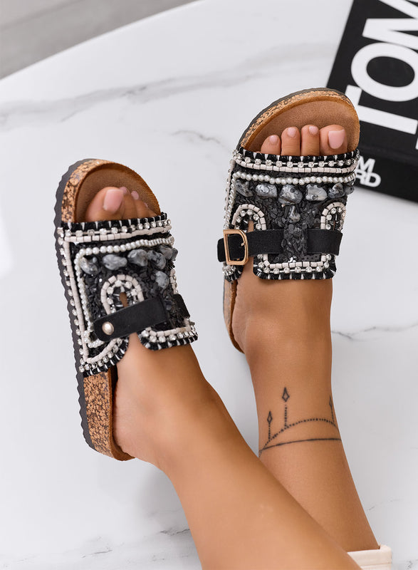 POLLY - Sandalias negras tipo chancla con apliques y hebilla dorada