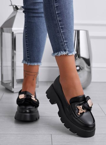Mocassins noirs avec nœud et broche teddy dorée