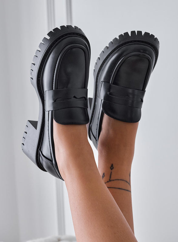 SOBRA - Classic black loafers with platform