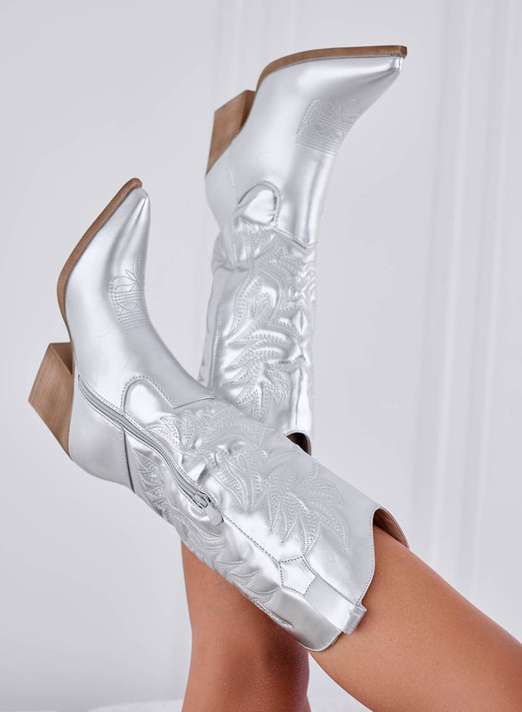 Silver camperos ankle boots with embossed embroidery
