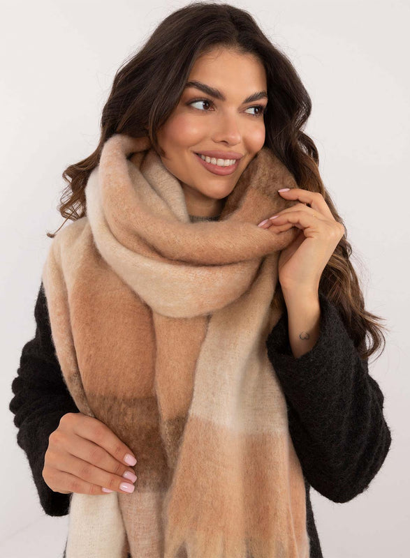 Bufanda oversize en tonos beige camel