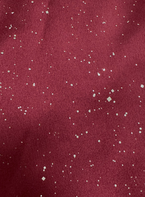 Camisa burdeos de satén con brillo