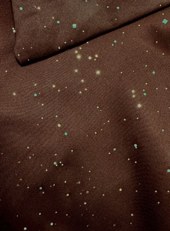 Chemise marron avec volants en satin et paillettes