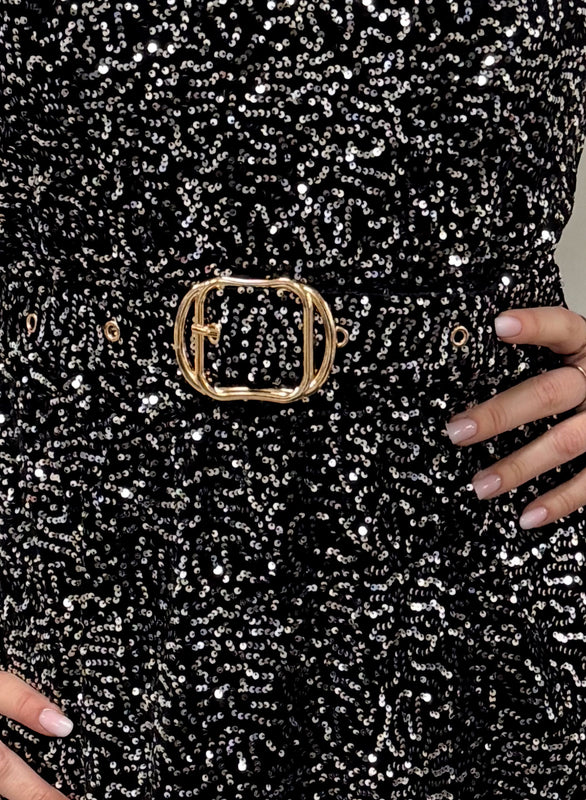 Robe argentée à paillettes avec ceinture