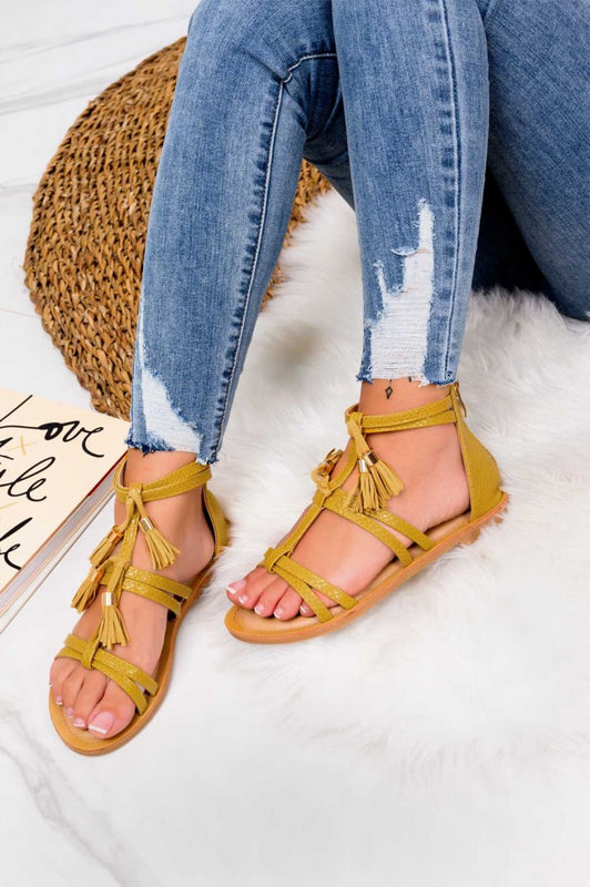 Sandalias planas amarillas con dijes de flecos