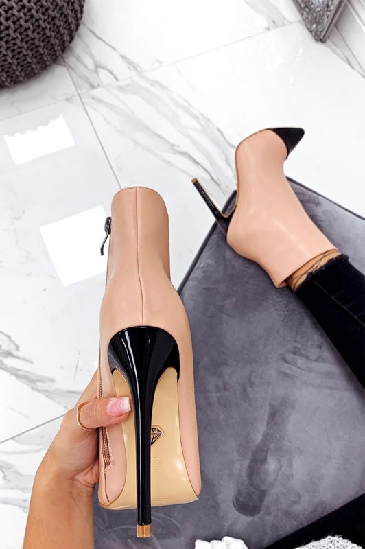 Tronchetti nude con tacco e punta in vernice nera