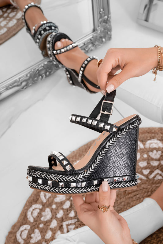Sandalias negras con cuña y tachuelas plateadas