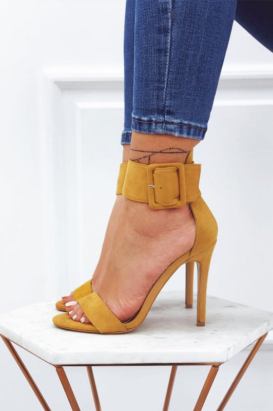 Sandales en daim jaune moutarde à talons hauts avec bride de cheville