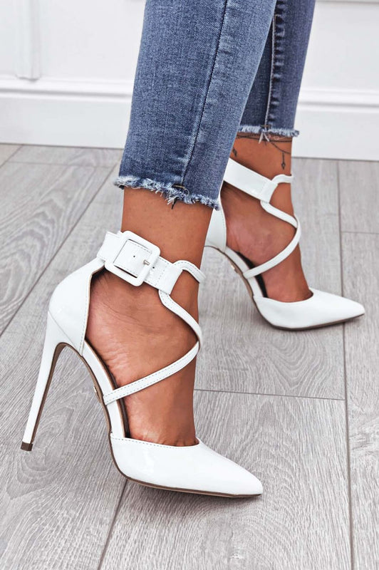 Escarpins blancs en vernis avec talon aiguille et boucle