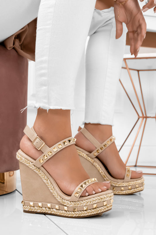 Sandalias beige con cuña y tachuelas doradas