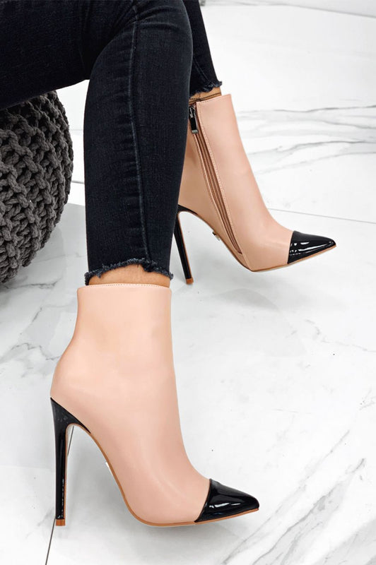Tronchetti nude con tacco e punta in vernice nera