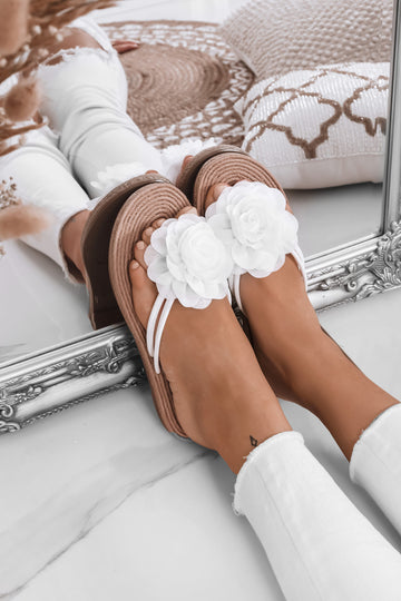 Sandalias tipo chancla blancas con flor aplicada