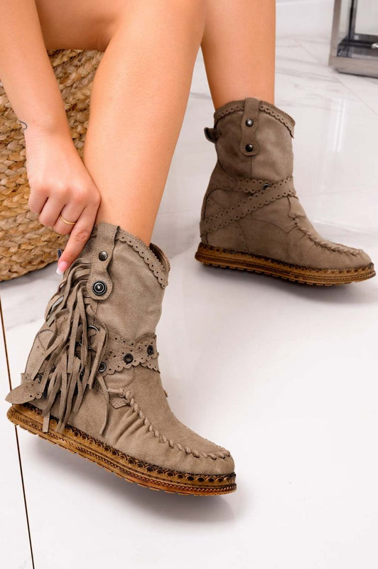 Light brown suede ankle boots with fringes Beth