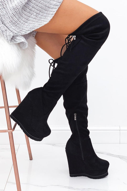 Stivali neri scamosciati alla coscia con zeppa