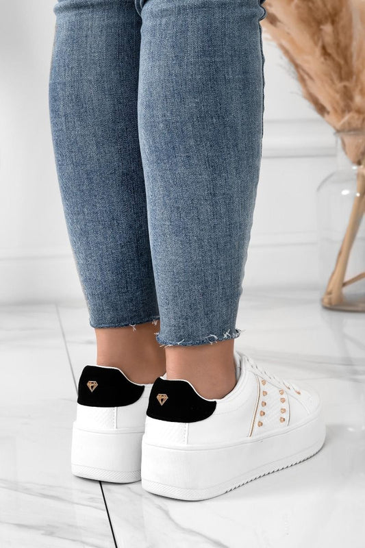 MORENA - Zapatillas blancas con tachuelas doradas y parte trasera negra
