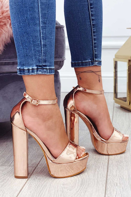 Sandalias de charol oro rosa con tacón alto y correa