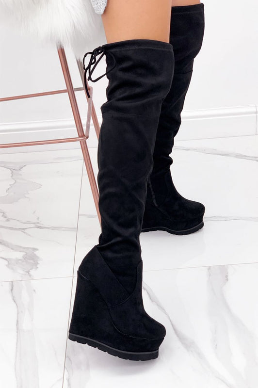 Stivali neri scamosciati alla coscia con zeppa
