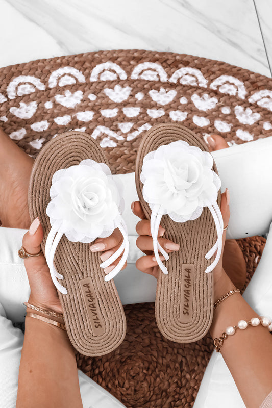 Sandali a ciabatta bianchi con fiore applicato