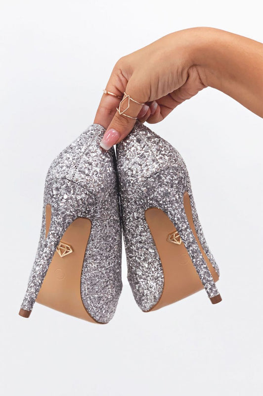 Zapatos de salón plateados con purpurina y tacón alto