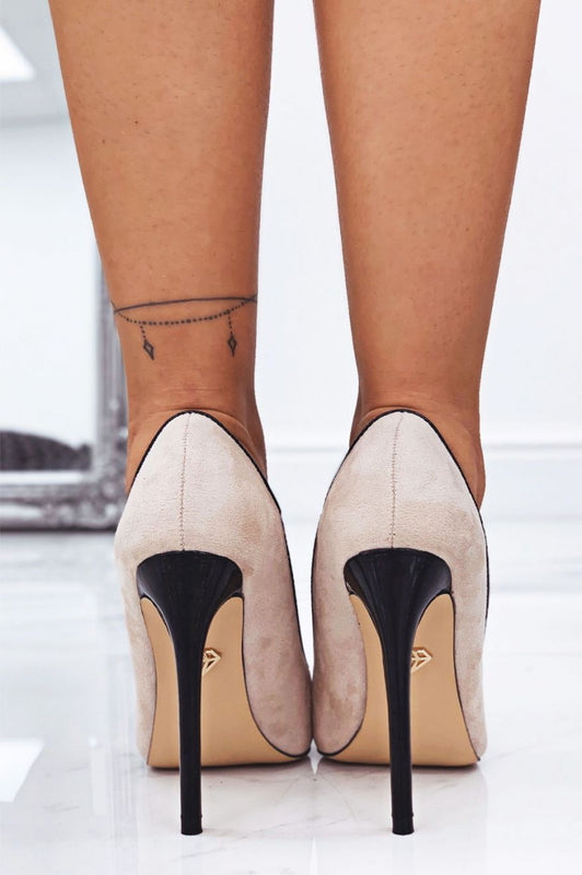 Beige pumps with patent leather heel and toe