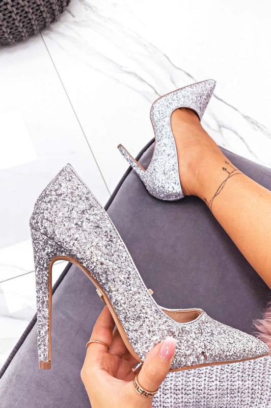 Zapatos de salón plateados con purpurina y tacón alto
