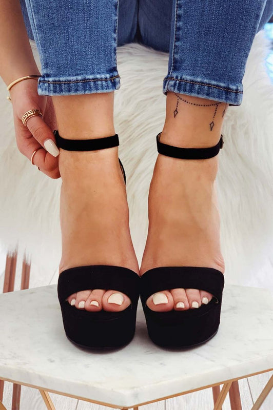 Sandales noirs en daim à talons hauts avec bride