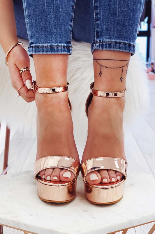 Sandalias de charol oro rosa con tacón alto y correa