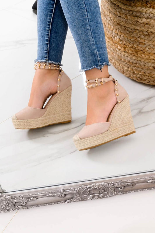Espadrillas nude con zeppa alta e borchie oro