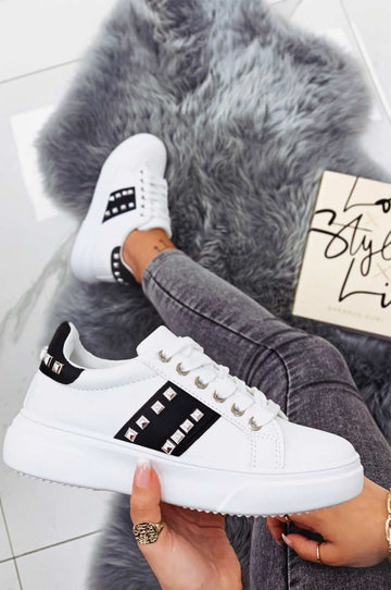 Sneakers bianche con inserti neri e borchie