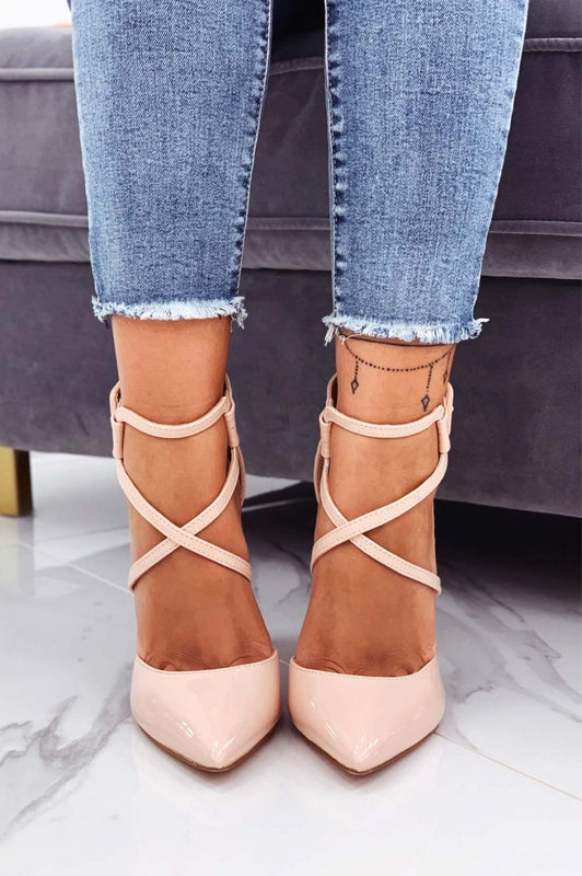 Salón rosa de charol con tacón de aguja y hebilla