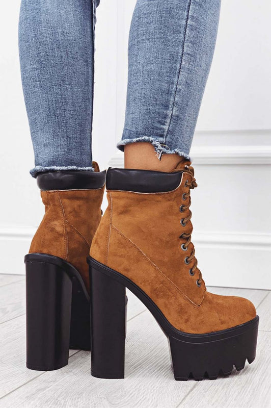 Bottines camel en daim avec talon haut et lacets