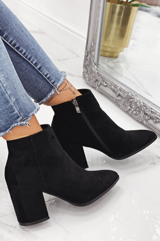 Bottines noires en daim à la cheville avec talon confortable