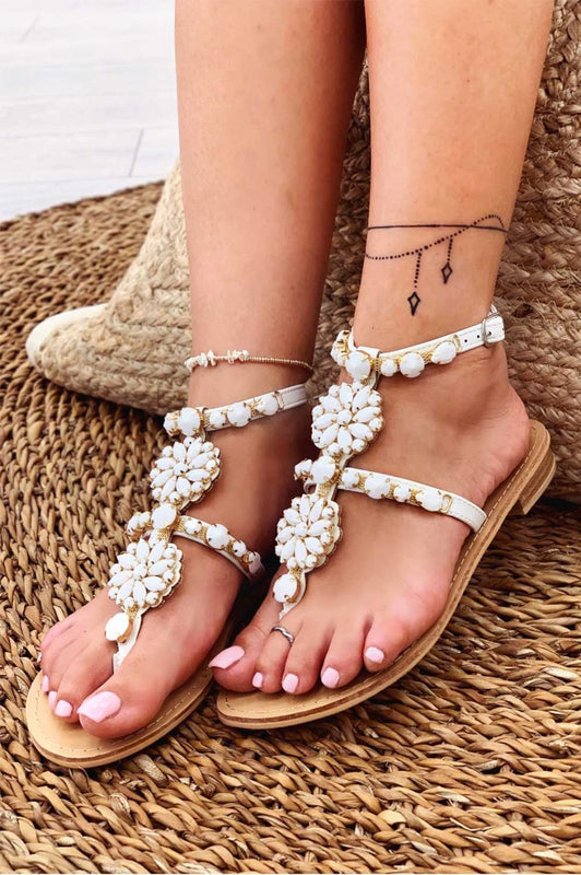 Sandalias planas tipo chancla blancas con piedras joya