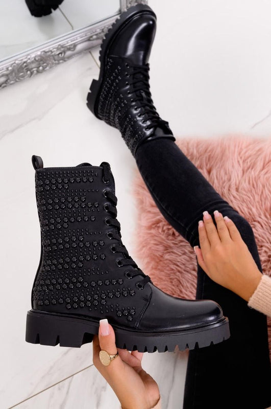 Bottines noires style militaire avec clous
