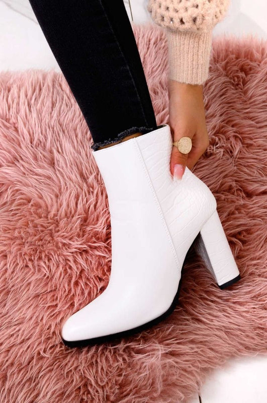 CLOE - White ankle boots with crocodille print