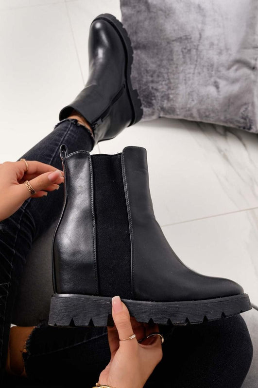 Botines negros al tobillo con cuña interna y elástico