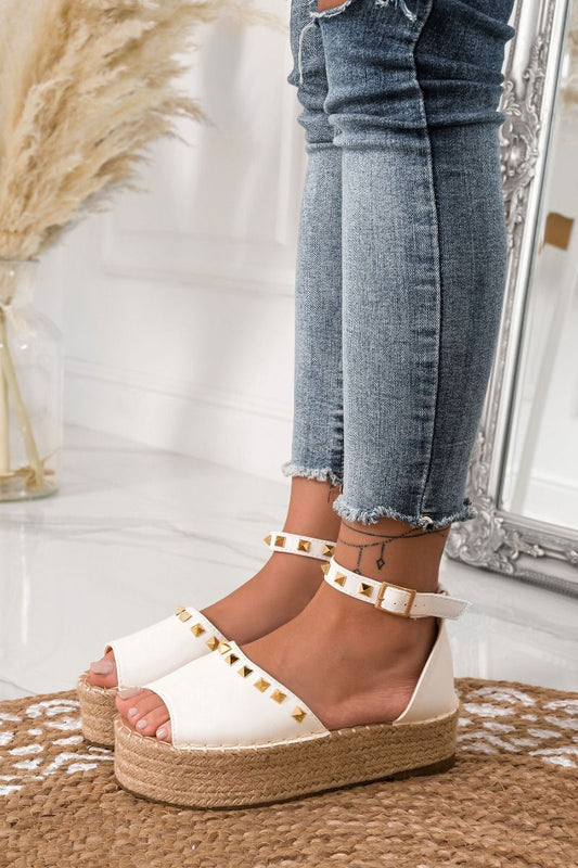 Alpargatas blancas con correa y tachuelas doradas