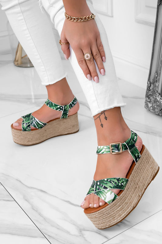 Sandales espadrilles verts avec semelle compensée en corde