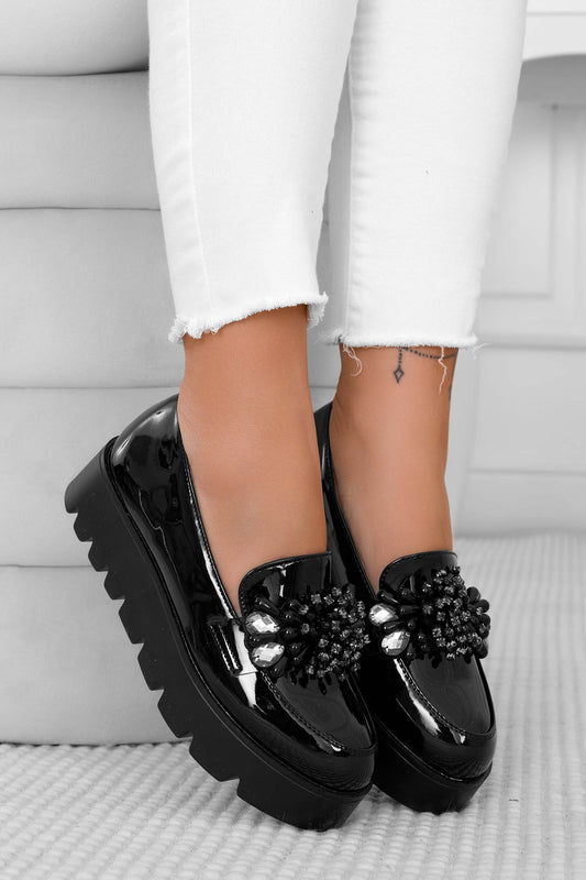 Mocasines negros de charol con adorno de joya